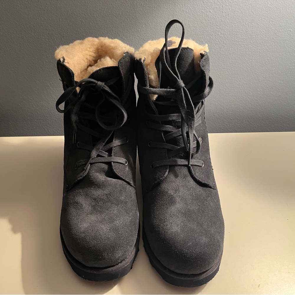 Bearpaw Navy Phoebe Boots Women’s Size 9